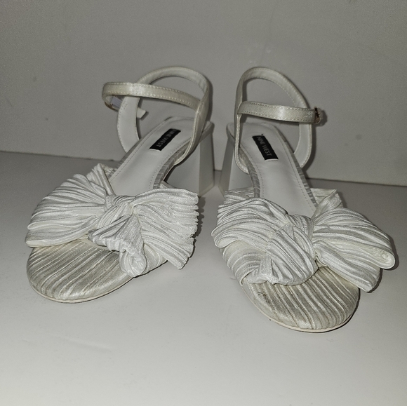 Nine West Open Toe All White Bow Sandal Chunky Heel Size 7.5 - Picture 5 of 15